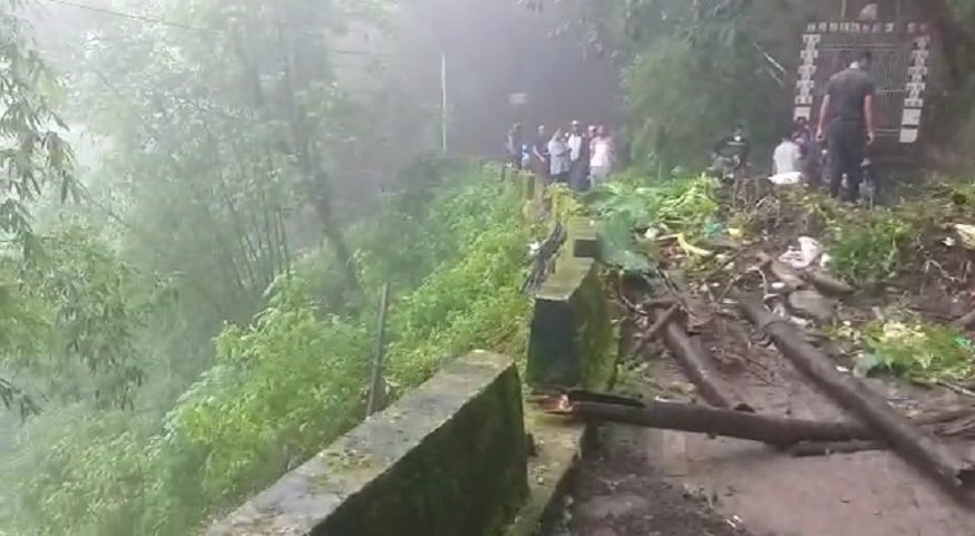 নিত্য প্রয়োজনীয় জিনিস সামগ্রী এবং জরুরী প্রয়োজন বা চিকিৎসার জন্যে শিলিগুড়িতে নামতে হচ্ছে পাহাড়বাসীর। সেক্ষেত্রে ভরসা রোহিণী রোডই। ধস নেমেছে মিরিকের গয়াবাড়িতেও। ১২-এ রাজ্য সড়কে ধস। যার জেরে দিনভর বন্ধ থাকে মিরিক ও শিলিগুড়ির সড়ক যোগাযোগ। ছোটো এবং বড় মিলিয়ে একাধীক ধস নেমেছে দুধিয়া ও পানিঘাটা যাওয়ার রাস্তায়। ঘুরপথে শিলিগুড়ি হয়ে চলছে যোগাযোগ। অনেকটা দূর্ভোগ পোহাতে হচ্ছে ওই এলাকার বাসিন্দাদের। নিত্য প্রয়োজনীয় জিনিস সামগ্রী এবং জরুরী প্রয়োজন বা চিকিৎসার জন্যে শিলিগুড়িতে নামতে হচ্ছে পাহাড়বাসীর। সেক্ষেত্রে ভরসা রোহিণী রোডই। ধস নেমেছে মিরিকের গয়াবাড়িতেও। ১২-এ রাজ্য সড়কে ধস। যার জেরে দিনভর বন্ধ থাকে মিরিক ও শিলিগুড়ির সড়ক যোগাযোগ। ছোটো এবং বড় মিলিয়ে একাধীক ধস নেমেছে দুধিয়া ও পানিঘাটা যাওয়ার রাস্তায়। ঘুরপথে শিলিগুড়ি হয়ে চলছে যোগাযোগ। অনেকটা দূর্ভোগ পোহাতে হচ্ছে ওই এলাকার বাসিন্দাদের।