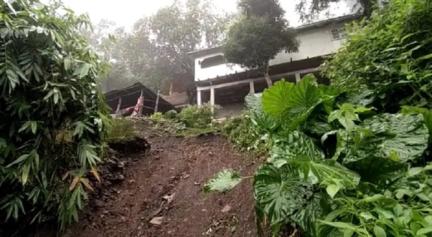 রাতভর বৃষ্টির জেরে বড় ধস নেমেছে পাঙখাবাড়িতে। এই পথ দিয়েই পাহাড় থেকে গাড়ি নেমে আসতো শিলিগুড়িতে। বন্ধ বিকল্প এই পথও। এখন একমাত্র খোলা রয়েছে রোহিনী রোড। এই পথ দিয়েই পাহাড় ও সমতলের সড়ক যোগাযোগ চলছে। যদিও পাহাড়ে লকডাউন চলছে। তাই দূর্ভোগ কিছুটা কম। রাতভর বৃষ্টির জেরে বড় ধস নেমেছে পাঙখাবাড়িতে। এই পথ দিয়েই পাহাড় থেকে গাড়ি নেমে আসতো শিলিগুড়িতে। বন্ধ বিকল্প এই পথও। এখন একমাত্র খোলা রয়েছে রোহিনী রোড। এই পথ দিয়েই পাহাড় ও সমতলের সড়ক যোগাযোগ চলছে। যদিও পাহাড়ে লকডাউন চলছে। তাই দূর্ভোগ কিছুটা কম।