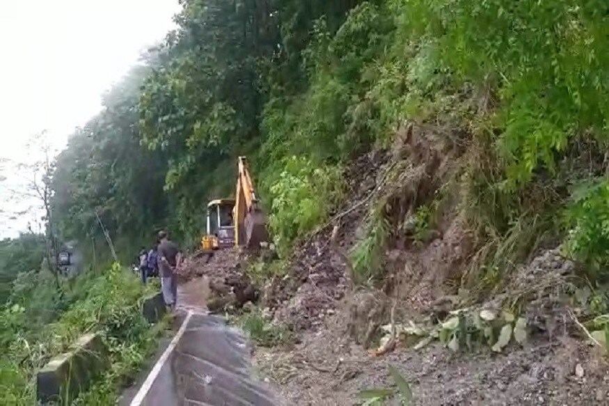 অবিরাম বৃষ্টির জের। ধসে জেরবার পাহাড়। একাধিক জায়গায় ধস। বন্ধ জাতীয় সড়ক। বন্ধ রাজ্য সড়কও। শিলিগুড়ি ও দার্জিলিংয়ের সংযোগকারী ৫৫ নং জাতীয় সড়কে বড় ধস। তিনধরিয়ার কাছে ধস। সমতলের সঙ্গে বিচ্ছিন্ন পাহাড়। ধসে আহত হয়েছেন দুই মহিলা। ওই সময় রাস্তা দিয়ে হাঁটছিলেন তাঁরা। আচমকা পাথর ধসে পড়ায় বিপত্তি। তাদের মাথায় আঘাত লেগেছে। স্থানীয়রা উদ্ধারের পর হাসপাতালে পাঠানোর ব্যবস্থা করে। অবিরাম বৃষ্টির জের। ধসে জেরবার পাহাড়। একাধিক জায়গায় ধস। বন্ধ জাতীয় সড়ক। বন্ধ রাজ্য সড়কও। শিলিগুড়ি ও দার্জিলিংয়ের সংযোগকারী ৫৫ নং জাতীয় সড়কে বড় ধস। তিনধরিয়ার কাছে ধস। সমতলের সঙ্গে বিচ্ছিন্ন পাহাড়। ধসে আহত হয়েছেন দুই মহিলা। ওই সময় রাস্তা দিয়ে হাঁটছিলেন তাঁরা। আচমকা পাথর ধসে পড়ায় বিপত্তি। তাদের মাথায় আঘাত লেগেছে। স্থানীয়রা উদ্ধারের পর হাসপাতালে পাঠানোর ব্যবস্থা করে।