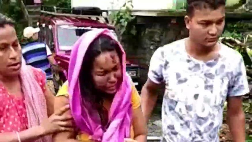 আহতদের সুকনা গ্রামীন হাসপাতালে ভর্তি করানো হয়েছে। দিন কয়েক আগে কিছুটা দূরে পাগলাঝোড়াতেও ধস নামে। ধসে বিচ্ছিন্ন বিকল্প পাঙখাবাড়ি রোডও। আহতদের সুকনা গ্রামীন হাসপাতালে ভর্তি করানো হয়েছে। দিন কয়েক আগে কিছুটা দূরে পাগলাঝোড়াতেও ধস নামে। ধসে বিচ্ছিন্ন বিকল্প পাঙখাবাড়ি রোডও।