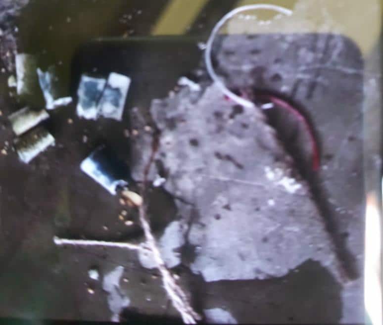 দোতলা থেকে গ্রাহকদের নেমে আসার হুড়োহুড়ি চলে। সকলেরই চোখে মুখে আতঙ্কের ছাপ। খবর যায় প্রধাননগর থানায়। ঘটনাস্থলে পৌঁছন পুলিশ কর্তারা। শিলিগুড়ি পুলিশের ডিডির এসিপি রাজেন ছেত্রী, জোন টু'র ডিসিপি কুনওয়ার ভূষণ সিং-রা পৌঁছন। যার নামে পার্সেলটি এসেছিল তাকে জেরা করতে থাকেন পদস্থ পুলিশ কর্তারা। দ্রুত ঘটনাস্থলে পৌঁছন সিআইডি'র বম্ব ডিসপোজাল স্কোয়াডের কর্মীরাও। চলে তদন্ত। পার্সেলটি সিজড করেছে বম্ব ডিসপোজাল স্কোয়াডের কর্তারা। কি ধরনের বিস্ফোরক এবং কত ক্ষমতা সম্পন্ন বিস্ফোরক ছিল তা খতিয়ে দেখছে তদন্তকারীরা। দোতলা থেকে গ্রাহকদের নেমে আসার হুড়োহুড়ি চলে। সকলেরই চোখে মুখে আতঙ্কের ছাপ। খবর যায় প্রধাননগর থানায়। ঘটনাস্থলে পৌঁছন পুলিশ কর্তারা। শিলিগুড়ি পুলিশের ডিডির এসিপি রাজেন ছেত্রী, জোন টু'র ডিসিপি কুনওয়ার ভূষণ সিং-রা পৌঁছন। যার নামে পার্সেলটি এসেছিল তাকে জেরা করতে থাকেন পদস্থ পুলিশ কর্তারা। দ্রুত ঘটনাস্থলে পৌঁছন সিআইডি'র বম্ব ডিসপোজাল স্কোয়াডের কর্মীরাও। চলে তদন্ত। পার্সেলটি সিজড করেছে বম্ব ডিসপোজাল স্কোয়াডের কর্তারা। কি ধরনের বিস্ফোরক এবং কত ক্ষমতা সম্পন্ন বিস্ফোরক ছিল তা খতিয়ে দেখছে তদন্তকারীরা।