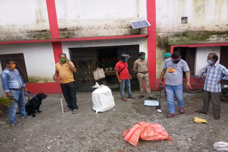 পার্সেল বিস্ফোরণে আতঙ্ক ছড়িয়ে পড়ে শিলিগুড়ির চম্পাসারি ডাকঘরে। অমৃতসর থেকে একটি পার্সেল আজ, মঙ্গলবার এসে পৌঁছয় এই ডাকঘরে। গত ১০ জুলাই যা পাঠানো হয়েছিল। অমৃতসরের বাসিন্দা অনিরূপ ভরদ্বাজ পার্সেলটি পাঠিয়েছিলেন। শিলিগুড়ির মাল্লাগুড়ির বাসিন্দা অনুজ তামাংয়ের নামে আসে পার্সেলটি। Story and Photos: Partha Pratim Sarkar পার্সেল বিস্ফোরণে আতঙ্ক ছড়িয়ে পড়ে শিলিগুড়ির চম্পাসারি ডাকঘরে। অমৃতসর থেকে একটি পার্সেল আজ, মঙ্গলবার এসে পৌঁছয় এই ডাকঘরে। গত ১০ জুলাই যা পাঠানো হয়েছিল। অমৃতসরের বাসিন্দা অনিরূপ ভরদ্বাজ পার্সেলটি পাঠিয়েছিলেন। শিলিগুড়ির মাল্লাগুড়ির বাসিন্দা অনুজ তামাংয়ের নামে আসে পার্সেলটি। Story and Photos: Partha Pratim Sarkar