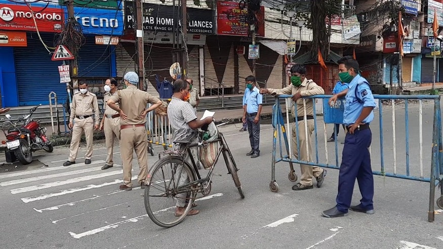 গত ২৪ ঘন্টায় নতুন করে শিলিগুড়ি পুরসভা এবং দার্জিলিং জেলা মিলিয়ে আক্রান্তের সংখ্যা ৮০! এর মধ্যে পুর এলাকাতেই আক্রান্তের সংখ্যা ৬৯ জন! সেখানে আরও কিছু দিন লকডাউন জরুরি ছিল বলে মনে করছে শহরবাসীর একটা বড় অংশ। এদিন সবচাইতে বেশি আক্রান্ত হয়েছে ৭ নং ওয়ার্ডে। সংখ্যাটা ১০! এছাড়া ২ নং ওয়ার্ডে ৮ এবং ৩৫ নং ওয়ার্ডে ৭ আক্রান্তের খোঁজ মিলেছে। গত ২৪ ঘন্টায় নতুন করে শিলিগুড়ি পুরসভা এবং দার্জিলিং জেলা মিলিয়ে আক্রান্তের সংখ্যা ৮০! এর মধ্যে পুর এলাকাতেই আক্রান্তের সংখ্যা ৬৯ জন! সেখানে আরও কিছু দিন লকডাউন জরুরি ছিল বলে মনে করছে শহরবাসীর একটা বড় অংশ। এদিন সবচাইতে বেশি আক্রান্ত হয়েছে ৭ নং ওয়ার্ডে। সংখ্যাটা ১০! এছাড়া ২ নং ওয়ার্ডে ৮ এবং ৩৫ নং ওয়ার্ডে ৭ আক্রান্তের খোঁজ মিলেছে।