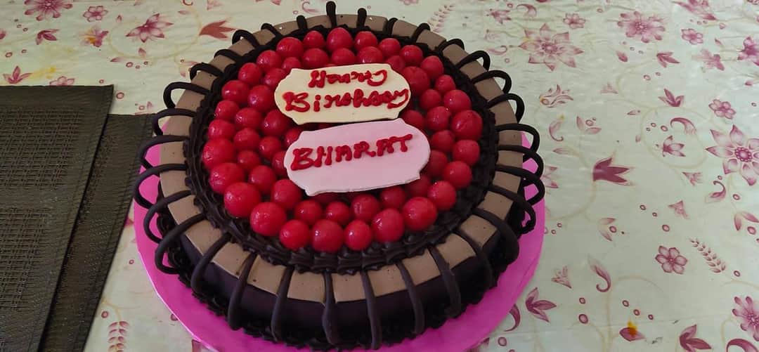 কিন্তু এই করোনা আবহে বড় পার্টির আয়োজন করা বা রেস্তোরাঁয় খেতে যাওয়ার উপায় নেই । তাই ছিমছাম ভাবেই পালিত হল অভিনেতার জন্মদিন । কিন্তু এই করোনা আবহে বড় পার্টির আয়োজন করা বা রেস্তোরাঁয় খেতে যাওয়ার উপায় নেই । তাই ছিমছাম ভাবেই পালিত হল অভিনেতার জন্মদিন ।