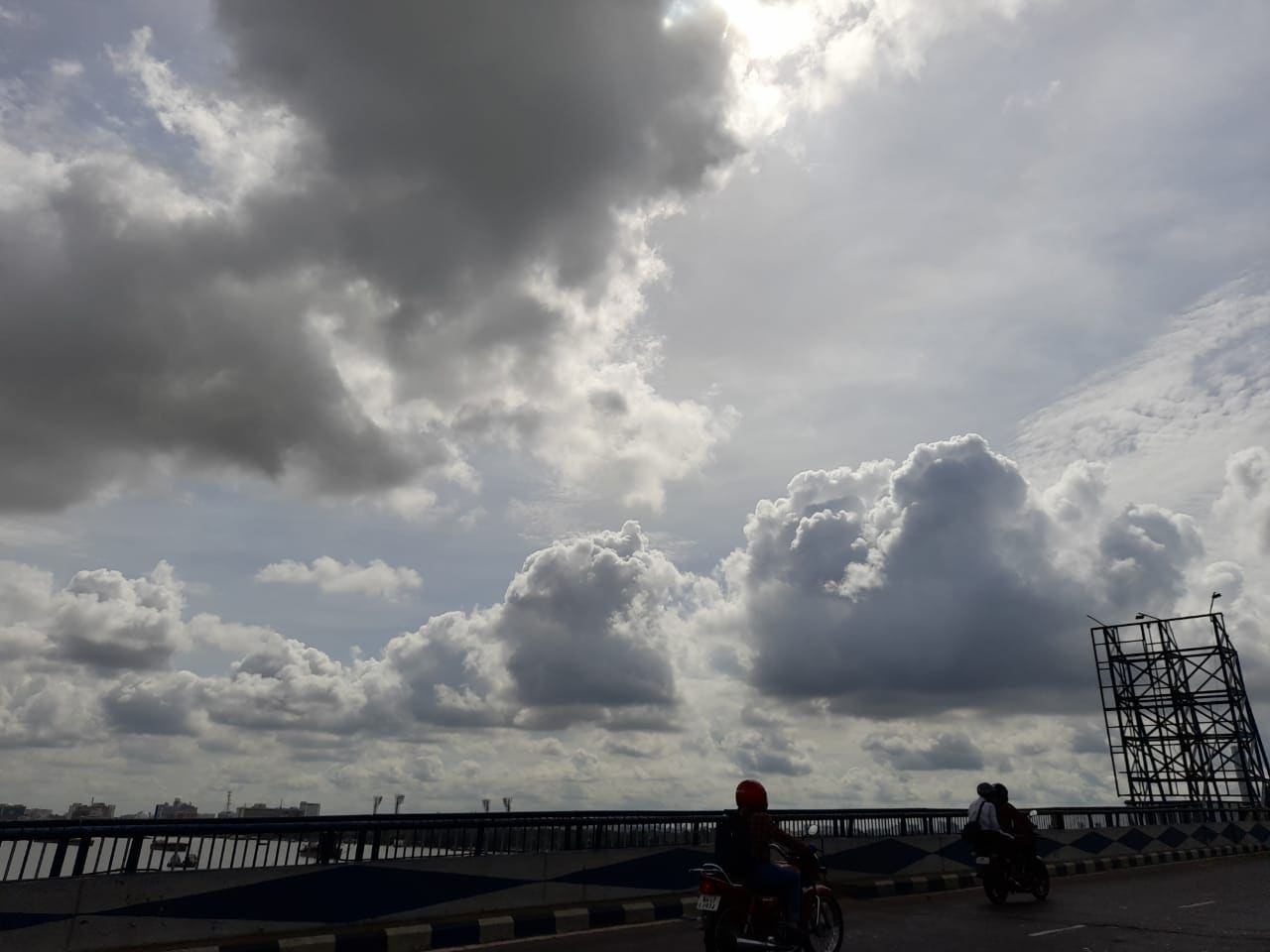 বজ্রবিদ্যুৎ-সহ হালকা বৃষ্টির সামান্য সম্ভাবনা। কলকাতায় আজ, শুক্রবার সকালে সর্বনিম্ন তাপমাত্রা ছিল ২৭.৭ ডিগ্রি সেলসিয়াস। যা স্বাভাবিকের থেকে ১ ডিগ্রি সেলসিয়াস বেশি। গতকাল, বৃহস্পতিবার বিকেলে সর্বোচ্চ তাপমাত্রা ছিল ৩৫ ডিগ্রি সেলসিয়াস। যা স্বাভাবিকের থেকে তিন ডিগ্রি সেলসিয়াস বেশি। বাতাসে জলীয়বাষ্পের পরিমাণ ৬২ থেকে ৯৫ শতাংশ। বজ্রবিদ্যুৎ-সহ হালকা বৃষ্টির সামান্য সম্ভাবনা। কলকাতায় আজ, শুক্রবার সকালে সর্বনিম্ন তাপমাত্রা ছিল ২৭.৭ ডিগ্রি সেলসিয়াস। যা স্বাভাবিকের থেকে ১ ডিগ্রি সেলসিয়াস বেশি। গতকাল, বৃহস্পতিবার বিকেলে সর্বোচ্চ তাপমাত্রা ছিল ৩৫ ডিগ্রি সেলসিয়াস। যা স্বাভাবিকের থেকে তিন ডিগ্রি সেলসিয়াস বেশি। বাতাসে জলীয়বাষ্পের পরিমাণ ৬২ থেকে ৯৫ শতাংশ।