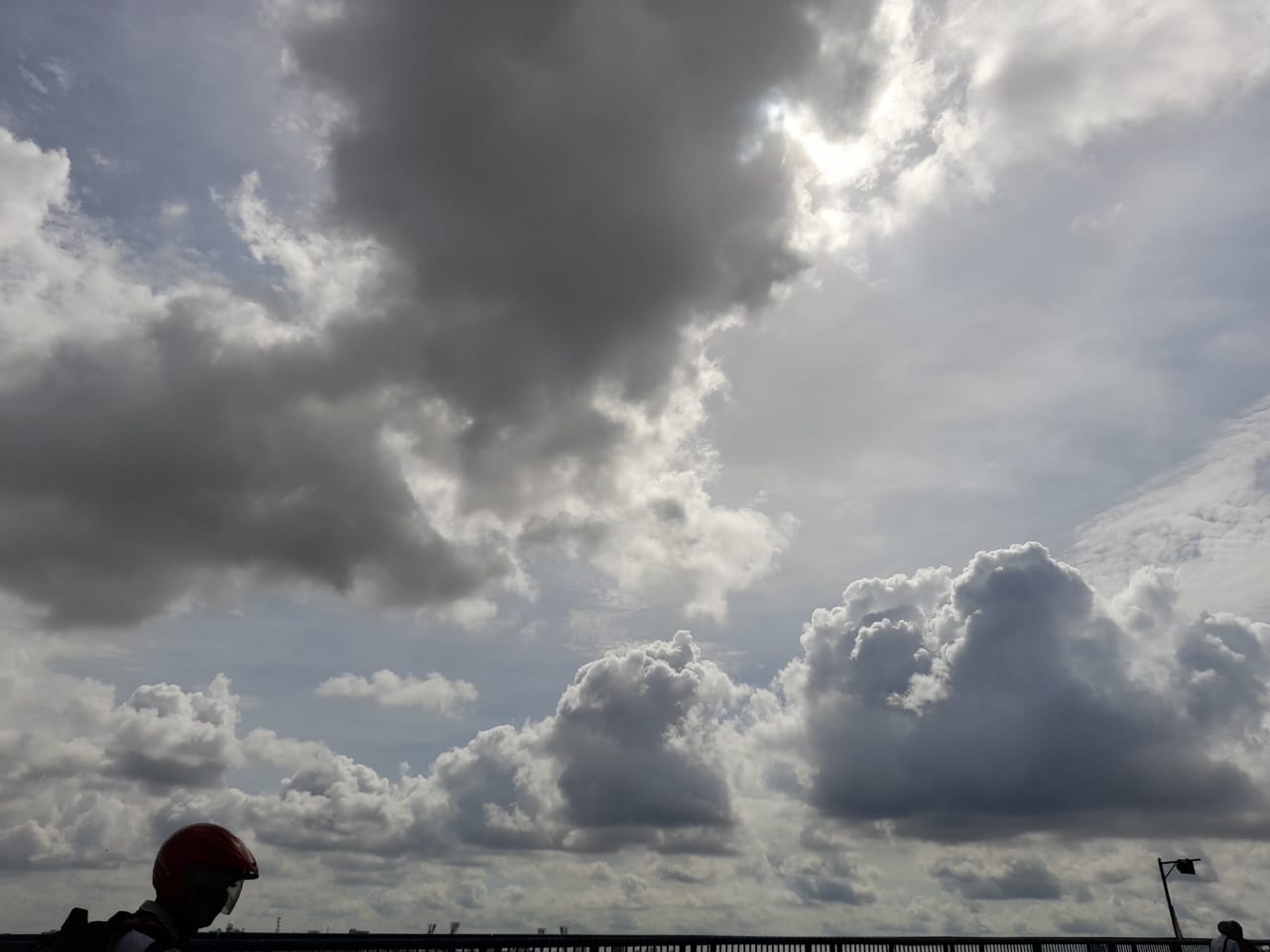 মৌসুমী অক্ষরেখার পশ্চিম ভাগ স্বাভাবিক জায়গায় থাকলেও পূর্বাংশ এখনও কিছুটা উত্তরে ঝুঁকে রয়েছে। এর ফলে আরও ৪৮ ঘণ্টা উত্তরবঙ্গ-সহ উত্তর-পূর্ব ভারতের রাজ্যগুলিতে বৃষ্টির সম্ভাবনা রয়েছে। রবিবার থেকে বৃষ্টি কমবে উত্তর-পূর্ব ভারতের রাজ্যগুলিতে। কলকাতায় আজ, শুক্রবার সকালে আংশিক মেঘলা আকাশ ও পরে মূলত মেঘলা আকাশ। বাতাসে জলীয় বাষ্প বেশি থাকা আর্দ্রতাজনিত অস্বস্তি বাড়বে। মৌসুমী অক্ষরেখার পশ্চিম ভাগ স্বাভাবিক জায়গায় থাকলেও পূর্বাংশ এখনও কিছুটা উত্তরে ঝুঁকে রয়েছে। এর ফলে আরও ৪৮ ঘণ্টা উত্তরবঙ্গ-সহ উত্তর-পূর্ব ভারতের রাজ্যগুলিতে বৃষ্টির সম্ভাবনা রয়েছে। রবিবার থেকে বৃষ্টি কমবে উত্তর-পূর্ব ভারতের রাজ্যগুলিতে। কলকাতায় আজ, শুক্রবার সকালে আংশিক মেঘলা আকাশ ও পরে মূলত মেঘলা আকাশ। বাতাসে জলীয় বাষ্প বেশি থাকা আর্দ্রতাজনিত অস্বস্তি বাড়বে।