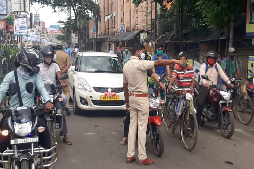 করোনার সংক্রমণ আতঙ্ক বাড়াচ্ছে বর্ধমান শহরে। শুধুমাত্র এই শহরেই করোনা আক্রান্তের সংখ্যা ১২৫ জন ছাড়িয়ে গিয়েছে। পূর্ব বর্ধমান জেলায় এদিন পর্যন্ত ১৬ জনের মৃত্যু হয়েছে। তার মধ্যে ৯ জনই বর্ধমান শহর এলাকার বাসিন্দা হওয়ায় ভীত হয়ে পড়েছেন অনেকেই। Story: Saradindu Ghosh করোনার সংক্রমণ আতঙ্ক বাড়াচ্ছে বর্ধমান শহরে। শুধুমাত্র এই শহরেই করোনা আক্রান্তের সংখ্যা ১২৫ জন ছাড়িয়ে গিয়েছে। পূর্ব বর্ধমান জেলায় এদিন পর্যন্ত ১৬ জনের মৃত্যু হয়েছে। তার মধ্যে ৯ জনই বর্ধমান শহর এলাকার বাসিন্দা হওয়ায় ভীত হয়ে পড়েছেন অনেকেই। Story: Saradindu Ghosh