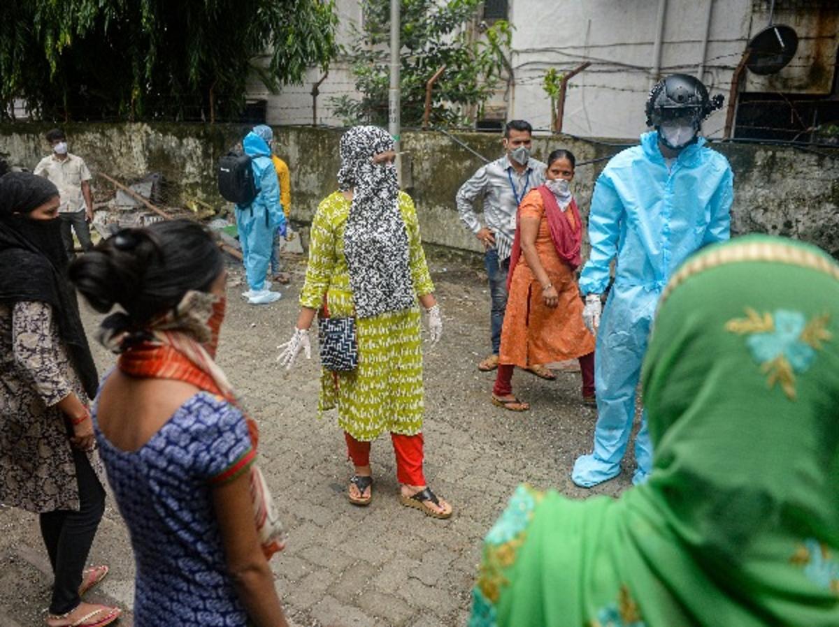 • এই হেলমেটের সঙ্গে সংযুক্ত রয়েছে একটি স্মার্ট ওয়াচ । যা হাতে পরে থাকতে হয় । হেলমেটে লাগানো ক্যামেরা দিয়ে যখন কাউকে স্ক্রিনিং করা হয়, তখন সেই ব্যক্তির শরীরে তাপমাত্রা সহ বাকি সমস্ত ডেটা ওই স্মার্ট ওয়াচের পর্দায় ফুটে ওঠে । • এই হেলমেটের সঙ্গে সংযুক্ত রয়েছে একটি স্মার্ট ওয়াচ । যা হাতে পরে থাকতে হয় । হেলমেটে লাগানো ক্যামেরা দিয়ে যখন কাউকে স্ক্রিনিং করা হয়, তখন সেই ব্যক্তির শরীরে তাপমাত্রা সহ বাকি সমস্ত ডেটা ওই স্মার্ট ওয়াচের পর্দায় ফুটে ওঠে ।