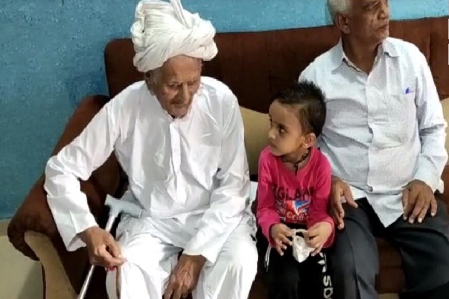 আয়ুর্বেদ ওষুধেই বজিমাত করা সম্ভব হয়েছে ৷ খালি পেটে দিনে তিনবার ওষুধ খাওয়ার অভ্যাস বহু মানুষেরই আছে ৷ ভিটামিন ওষুধ, অ্যালোপ্যাথিক ওষুধের সঙ্গে শরীরে অক্সিজেনের স্তরটি প্রতিদিনই পরীক্ষা করা হত ৷ আয়ুর্বেদ ওষুধেই বজিমাত করা সম্ভব হয়েছে ৷ খালি পেটে দিনে তিনবার ওষুধ খাওয়ার অভ্যাস বহু মানুষেরই আছে ৷ ভিটামিন ওষুধ, অ্যালোপ্যাথিক ওষুধের সঙ্গে শরীরে অক্সিজেনের স্তরটি প্রতিদিনই পরীক্ষা করা হত ৷