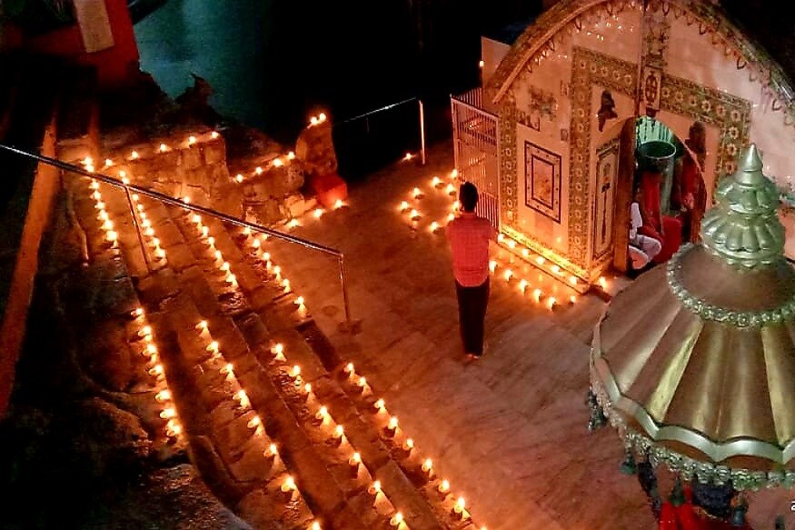 সারা দেশের মানুষ লড়াই করছে করোনা ভাইরাসের সঙ্গে। দিন দিন বেড়ে চলেছে এই ভাইরাসের আক্রমণ। অসমে করোনা তো হানা বসিয়েছেই সেই সঙ্গে বন্যার কবলে রাজ্য। মানুষকে এই বিপদ থেকে রক্ষা করতে শক্তিপীঠ কামাখ্যায় জ্বললো কয়েক শো প্রদীপ। সারা দেশের মানুষ লড়াই করছে করোনা ভাইরাসের সঙ্গে। দিন দিন বেড়ে চলেছে এই ভাইরাসের আক্রমণ। অসমে করোনা তো হানা বসিয়েছেই সেই সঙ্গে বন্যার কবলে রাজ্য। মানুষকে এই বিপদ থেকে রক্ষা করতে শক্তিপীঠ কামাখ্যায় জ্বললো কয়েক শো প্রদীপ।