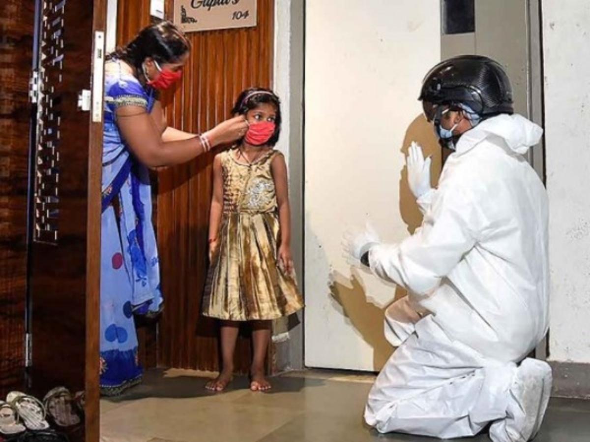 • ওই অত্যাধুনিক হেলমেট মুম্বই প্রশাসনের কাছে দু’টি রয়েছে আর পুণের কাছেও রয়েছে দু’টি । একেকটির দাম ৬ লাখ টাকা। ৬৪ জিবি ডেটা একেক বারে সঞ্চয় করে রাখতে পারে এই হেলমেট । • ওই অত্যাধুনিক হেলমেট মুম্বই প্রশাসনের কাছে দু’টি রয়েছে আর পুণের কাছেও রয়েছে দু’টি । একেকটির দাম ৬ লাখ টাকা। ৬৪ জিবি ডেটা একেক বারে সঞ্চয় করে রাখতে পারে এই হেলমেট ।
