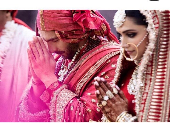 রণবীর-দীপিকার প্রেম থেকে বিয়ে সব কিছুর মধ্যেই রয়েছে একটু অভিনবত্ব। বিদেশে গিয়ে বিয়ে করলেন। দেশে ফিরে এক গুচ্ছ রিসেপশন পার্টি। নায়িকার শুধু হীরেতে বোধহয় মন ভরে না। তাই তো বিয়েতে ডিপসকে হীরে বসানো প্ল্যাটিনমের আংটি দিয়েছেন রণবীর। এই আংটির দাম ২.৫ কোটিরও বেশি। রণবীর-দীপিকার প্রেম থেকে বিয়ে সব কিছুর মধ্যেই রয়েছে একটু অভিনবত্ব। বিদেশে গিয়ে বিয়ে করলেন। দেশে ফিরে এক গুচ্ছ রিসেপশন পার্টি। নায়িকার শুধু হীরেতে বোধহয় মন ভরে না। তাই তো বিয়েতে ডিপসকে হীরে বসানো প্ল্যাটিনমের আংটি দিয়েছেন রণবীর। এই আংটির দাম ২.৫ কোটিরও বেশি।
