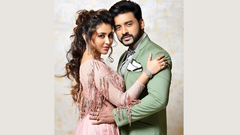 বেশ কিছু দিন ধরেই একসঙ্গে ছবি করার কথা ভাবছিলেন তাঁরা। ভাল চিত্রনাট্যের অপেক্ষায় ছিলেন। 'ম্যাজিক'-এর গল্পের বুননের মধ্যে স্বকীয়তা রয়েছে। অনেক স্ক্রিপ্ট রিডিং সেশন করে, অবশেষে গল্প চুড়ান্ত করা হয়েছে। বেশ কিছু দিন ধরেই একসঙ্গে ছবি করার কথা ভাবছিলেন তাঁরা। ভাল চিত্রনাট্যের অপেক্ষায় ছিলেন। 'ম্যাজিক'-এর গল্পের বুননের মধ্যে স্বকীয়তা রয়েছে। অনেক স্ক্রিপ্ট রিডিং সেশন করে, অবশেষে গল্প চুড়ান্ত করা হয়েছে।