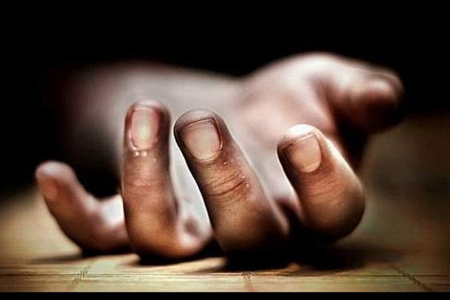পুলিশ জানতে পেরেছে, মোট ২০ জন হ্যান্ড স্যানিটাইজার খেয়েছিলেন৷ এদের মধ্যে কয়েকজন পেশায় ভিক্ষুক৷ বাকিরা স্থানীয় বস্তিবাসী৷ প্রতীকী চিত্র৷ পুলিশ জানতে পেরেছে, মোট ২০ জন হ্যান্ড স্যানিটাইজার খেয়েছিলেন৷ এদের মধ্যে কয়েকজন পেশায় ভিক্ষুক৷ বাকিরা স্থানীয় বস্তিবাসী৷ প্রতীকী চিত্র৷