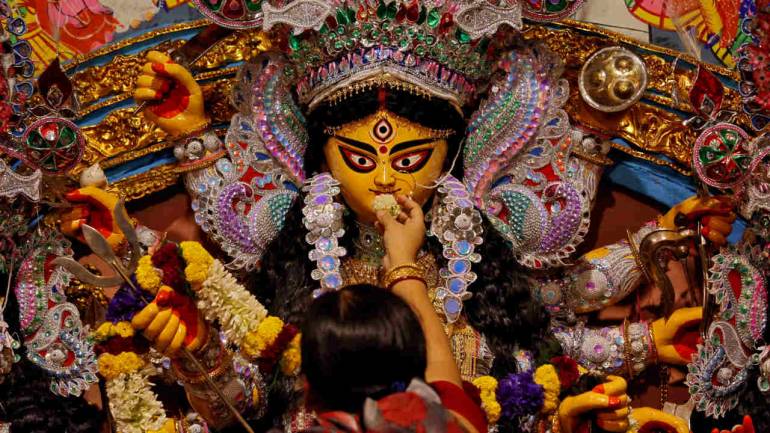 • এ বছর করোনার কারণে পঞ্জিকা বের হয়নি । তবে মায়ের আগমণ ও গমণ কিসে চড়ে হচ্ছে তা জানার জন্য একটি সহজ পদ্ধতি রয়েছে । পঞ্জিকা ছাড়াই তা বোঝা যায় । সপ্তমীর দিন দেবীর আগমন ঘটে, আর দশমীর দিন দেবীর বিসর্জন বা বিদায়। দেবীর যাতায়াতের জন্য রয়েছে বিশেষ কিছু যান । • এ বছর করোনার কারণে পঞ্জিকা বের হয়নি । তবে মায়ের আগমণ ও গমণ কিসে চড়ে হচ্ছে তা জানার জন্য একটি সহজ পদ্ধতি রয়েছে । পঞ্জিকা ছাড়াই তা বোঝা যায় । সপ্তমীর দিন দেবীর আগমন ঘটে, আর দশমীর দিন দেবীর বিসর্জন বা বিদায়। দেবীর যাতায়াতের জন্য রয়েছে বিশেষ কিছু যান ।