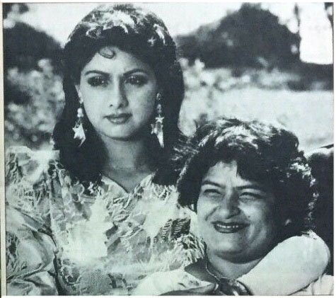 • ফলে একসময় এই মাধুরীকে নিয়েই নাকি সরোজ খানের সঙ্গে ঝগড়া হয়ে গিয়েছিল শ্রীদেবীর । শ্রীদেবীর প্রচুর গানে মাস্টারজির কোরিওগ্রাফি রয়েছে । এক কথায় তাঁর হাত ধরেই বিখ্যাত হয়েছিলেন শ্রী । • ফলে একসময় এই মাধুরীকে নিয়েই নাকি সরোজ খানের সঙ্গে ঝগড়া হয়ে গিয়েছিল শ্রীদেবীর । শ্রীদেবীর প্রচুর গানে মাস্টারজির কোরিওগ্রাফি রয়েছে । এক কথায় তাঁর হাত ধরেই বিখ্যাত হয়েছিলেন শ্রী ।
