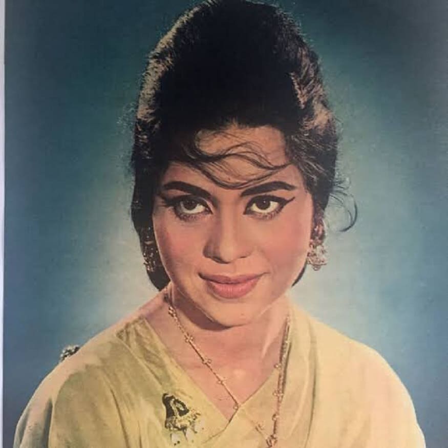 'আর পার' ছবিতে একটি গানের জন্য তাঁর দরকার ছিল ভাল অভিনেত্রী। কিন্তু সে সময় আইটেম ডান্সার হতে কোনও অভিনেত্রীই রাজি হননি। তখনই গুরু দত্ত খুঁজে বার করেন কুমকুমকে। 'কাভি আর কাভি পার লাগা তীরে নজর' গানে প্রথম অভিনয় করতে দেখা যায় তাঁকে। পরবর্তীকালে সিনেমার এই গানটিই সবচেয়ে জনপ্রিয় হয়েছিল। photo source collected 'আর পার' ছবিতে একটি গানের জন্য তাঁর দরকার ছিল ভাল অভিনেত্রী। কিন্তু সে সময় আইটেম ডান্সার হতে কোনও অভিনেত্রীই রাজি হননি। তখনই গুরু দত্ত খুঁজে বার করেন কুমকুমকে। 'কাভি আর কাভি পার লাগা তীরে নজর' গানে প্রথম অভিনয় করতে দেখা যায় তাঁকে। পরবর্তীকালে সিনেমার এই গানটিই সবচেয়ে জনপ্রিয় হয়েছিল। photo source collected