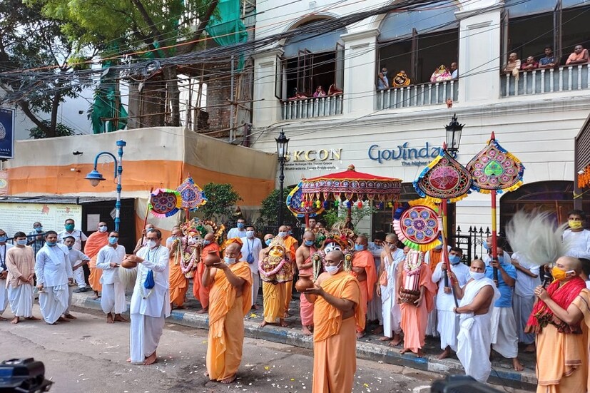 তবুও রীতিনীতি মেনেই গত সপ্তাহের রথের পর বুধবার উল্টোরথ পালন করল ইসকন মন্দির কর্তৃপক্ষ। গতবারের পর এবছরেও উল্টোরথের আরতি করলেন বসিরহাটের সাংসদ তথা অভিনেত্রী নুসরত জাহান। আগামী বছর ৫০ তম রথযাত্রা পালন করবে ইসকন মন্দির কর্তৃপক্ষ। এ প্রসঙ্গে বলতে গিয়ে মন্দিরের ভাইস-প্রেসিডেন্ট রাধারমন দাস বলেন &quot; প্রার্থনা করি যেন আগামী বছরের মধ্যেই করোনা মুক্ত হয়ে যায়। আগামী বছর আমাদের বড় করে রথের পরিকল্পনা রয়েছে। এত বছর পর্যন্ত যেভাবে রথ পালন হয়েছে তার থেকে দ্বিগুন ভাবে রথযাত্রা পালন করার পরিকল্পনা আছে। প্রার্থনা করি যেন করোনা মুক্ত তার আগেই হয়ে যায়।&quot; তথ্য ও ছবি- সোমরাজ বন্দ্যোপাধ্যায়