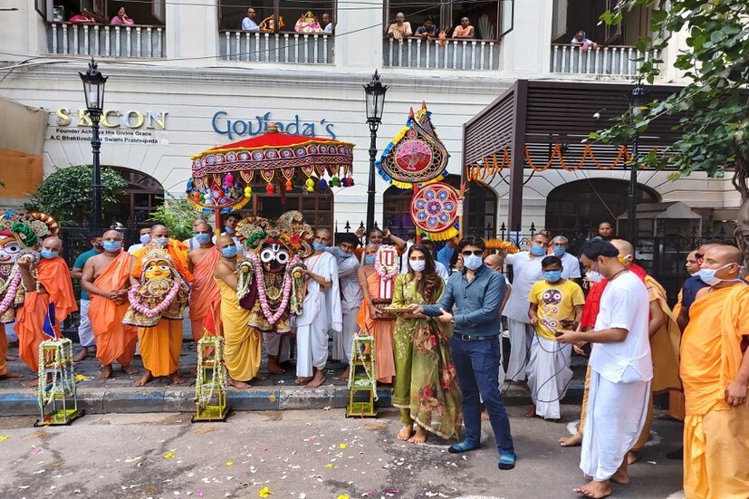  পাশাপাশি ইসকন মন্দিরের তরফে আমন্ত্রণ জানানো হয়েছিল সাংসদ ও অভিনেত্রী নুসরাত জাহানকে। গতবারের মতো এবারেও উল্টোরথের আরতী করলেন নুসরত জাহান। উল্টোরথে ইসকন মন্দিরে এসে তিনি বলেন &quot; আমাদের সব ধর্মের প্রতি সম্মান জানানো উচিত।&quot; প্রত্যেক বছরই ইসকন মন্দির থেকে রথযাত্রা বের হয়ে পাক স্টিট পর্যন্ত আসে অস্থায়ী মাসির বাড়িতে। কিন্তু এবছর ইসকন মন্দিরের অস্থায়ী মাসির বাড়ি করা হয়। বুধবার উল্টো রথের দিন মাসির বাড়ি থেকে নিজের বাড়িতে সেবায়তরা পৌঁছে দেন জগন্নাথ, বলরাম ,সুভদ্রা কে। তথ্য ও ছবি- সোমরাজ বন্দ্যোপাধ্যায়