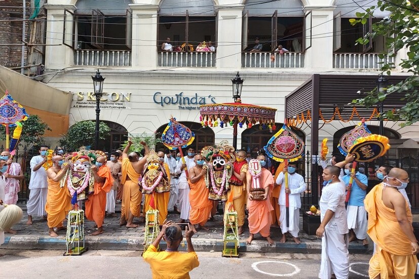  প্রত্যেক বছর এই কলকাতাতে ইসকনের রথ কয়েক কিলোমিটার পাড়ি দেয়। জাঁকজমকপূর্ণভাবে ইসকনের এই রথযাত্রা দেখার জন্য এবং সামিল হবার জন্য দেশ-বিদেশের বহু ভক্তরাই আসেন। কিন্তু এবছর করোনা ভাইরাসের সংক্রমণ রথযাত্রাকে কিছুটা ম্লান করে দিয়েছে। তথ্য ও ছবি- সোমরাজ বন্দ্যোপাধ্যায়