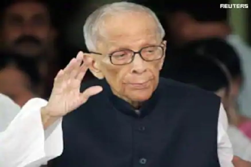 কলকাতার রাইটার্স বিল্ডিংয়ে থাকা জ্যোতি বসুর সঙ্গে দিল্লির সঞ্চার ভবন থেকে মোবাইল ফোনে কথা বলেছিলেন কেন্দ্রীয় যোগাযোগ মন্ত্রী সুখ রাম৷ ওই ফোন কলের পরেই কলকাতায় মোবাইল নেটওয়ার্ক পরিষেবা শুরু করেছিল মোদি টেলস্ট্রা৷ Photo -Reuters কলকাতার রাইটার্স বিল্ডিংয়ে থাকা জ্যোতি বসুর সঙ্গে দিল্লির সঞ্চার ভবন থেকে মোবাইল ফোনে কথা বলেছিলেন কেন্দ্রীয় যোগাযোগ মন্ত্রী সুখ রাম৷ ওই ফোন কলের পরেই কলকাতায় মোবাইল নেটওয়ার্ক পরিষেবা শুরু করেছিল মোদি টেলস্ট্রা৷ Photo -Reuters