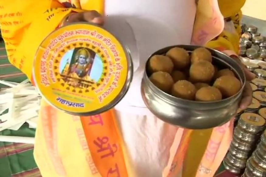 ভূমি পুজোর মহাপ্রসাদ হিসেবেই এই লাড্ডু বিতরণ করা হবে৷ লাড্ডু তৈরির পর শ্রী রামচন্দ্রের ছবি দেওয়া স্টিকার মারা টিফিন কৌটোর মধ্যে লাড্ডুগুলি ভরে রাখা হচ্ছে৷ PHOTO-ANI ভূমি পুজোর মহাপ্রসাদ হিসেবেই এই লাড্ডু বিতরণ করা হবে৷ লাড্ডু তৈরির পর শ্রী রামচন্দ্রের ছবি দেওয়া স্টিকার মারা টিফিন কৌটোর মধ্যে লাড্ডুগুলি ভরে রাখা হচ্ছে৷ PHOTO-ANI