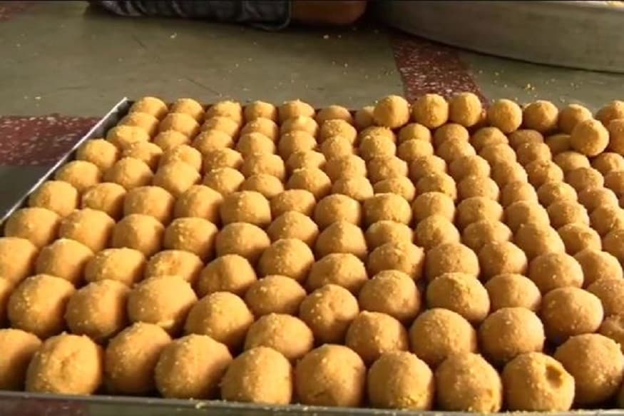 অযোধ্যার মণিরাম দাস ছাউনিতে এই লাড্ডু তৈরির কাজ চলছে৷ লাড্ডু তৈরির সঙ্গে যুক্ত এক শ্রমিক জানিয়েছেন, ভূমি পুজোর দিন সাধারণ মানুষকে দেওয়ার জন্য মোট ১ লক্ষ ১১ হাজার লাড্ডু তৈরি হবে৷ PHOTO- ANI অযোধ্যার মণিরাম দাস ছাউনিতে এই লাড্ডু তৈরির কাজ চলছে৷ লাড্ডু তৈরির সঙ্গে যুক্ত এক শ্রমিক জানিয়েছেন, ভূমি পুজোর দিন সাধারণ মানুষকে দেওয়ার জন্য মোট ১ লক্ষ ১১ হাজার লাড্ডু তৈরি হবে৷ PHOTO- ANI