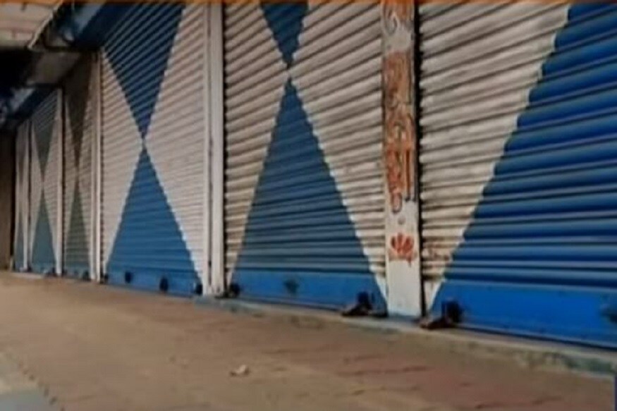 ▪️কড়া লকডাউন চলছে দুর্গাপুরে৷ যদিও সেই লকডাউন ভেঙে ভিড় নজরে এসেছে বেনাচিতি বাজারে৷ পান্ডবেশ্বরেও লকডাউন ভাঙার ছবি৷ লকডাউন ভাঙায় আটক একাধিক মানুষ৷ দুর্গাপুরের রাস্তায় পুলিশি টহলদারি চলছে৷ তবে লকডাউনের কারণে অন্যান্য দিনের তুলনায় দূর্গাপুর এক্সপ্রেসওয়েতে যান চলাচল অনেকটাই কম। হাতে গোনা ভিন রাজ্যের ট্রাক চলাচল করছে। চলছে অয়েল ট্যাংকার ও গ্যাস ট্যাংকার। ▪️কড়া লকডাউন চলছে দুর্গাপুরে৷ যদিও সেই লকডাউন ভেঙে ভিড় নজরে এসেছে বেনাচিতি বাজারে৷ পান্ডবেশ্বরেও লকডাউন ভাঙার ছবি৷ লকডাউন ভাঙায় আটক একাধিক মানুষ৷ দুর্গাপুরের রাস্তায় পুলিশি টহলদারি চলছে৷ তবে লকডাউনের কারণে অন্যান্য দিনের তুলনায় দূর্গাপুর এক্সপ্রেসওয়েতে যান চলাচল অনেকটাই কম। হাতে গোনা ভিন রাজ্যের ট্রাক চলাচল করছে। চলছে অয়েল ট্যাংকার ও গ্যাস ট্যাংকার।