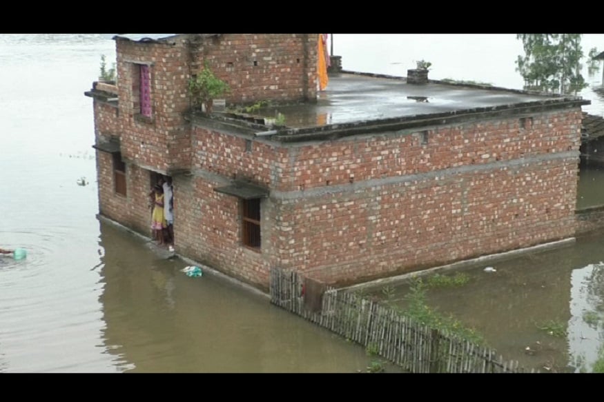 জেলার অপর দুই প্রধান নদী গঙ্গা ও ফুলহার নদীতে জল বাড়লেও এখনও বিপদসীমার নিচেই রয়েছে। এবছর আগাম বেড়েছে মহানন্দার জল। প্রতিবছর মালদহে স্থানীয় ভাবে বৃষ্টি হয় জুলাই মাসের মাঝামাঝি থেকে সেপ্টেম্বর মাস পর্যন্ত। এ বছর ইতিমধ্যে মালদহে বেশ কয়েকদিন বৃষ্টি হয়েছে ঠিকই। কিন্তু স্থানীয় ভাবে বৃষ্টি এখনও অনেকটাই কম। জেলার অপর দুই প্রধান নদী গঙ্গা ও ফুলহার নদীতে জল বাড়লেও এখনও বিপদসীমার নিচেই রয়েছে। এবছর আগাম বেড়েছে মহানন্দার জল। প্রতিবছর মালদহে স্থানীয় ভাবে বৃষ্টি হয় জুলাই মাসের মাঝামাঝি থেকে সেপ্টেম্বর মাস পর্যন্ত। এ বছর ইতিমধ্যে মালদহে বেশ কয়েকদিন বৃষ্টি হয়েছে ঠিকই। কিন্তু স্থানীয় ভাবে বৃষ্টি এখনও অনেকটাই কম।