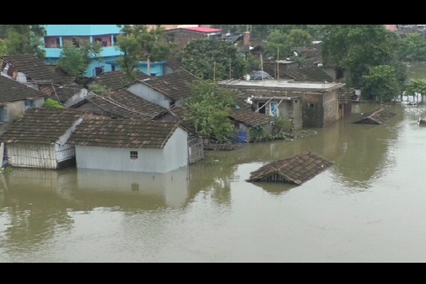 মালদহের চিন্তা বাড়াচ্ছে মহানন্দা। বিপদসীমার ওপর দিয়ে বইছে মহানন্দা নদী। সকালে মহানন্দার জলস্তর বেড়ে দাঁড়ায় ২১.৪৫ মিটার। যা বিপদসীমার ৪৫ সেন্টিমিটার বেশি। ইতিমধ্যেই ইংরেজবাজার ও পুরাতন মালদা পুরসভার ৩০০-র বেশি পরিবার বাড়িঘর ছেড়ে উঁচু জায়গায় ও স্কুল বাড়িতে গিয়ে উঠেছেন।(Story: Sebak Deb Sarma) মালদহের চিন্তা বাড়াচ্ছে মহানন্দা। বিপদসীমার ওপর দিয়ে বইছে মহানন্দা নদী। সকালে মহানন্দার জলস্তর বেড়ে দাঁড়ায় ২১.৪৫ মিটার। যা বিপদসীমার ৪৫ সেন্টিমিটার বেশি। ইতিমধ্যেই ইংরেজবাজার ও পুরাতন মালদা পুরসভার ৩০০-র বেশি পরিবার বাড়িঘর ছেড়ে উঁচু জায়গায় ও স্কুল বাড়িতে গিয়ে উঠেছেন।(Story: Sebak Deb Sarma)