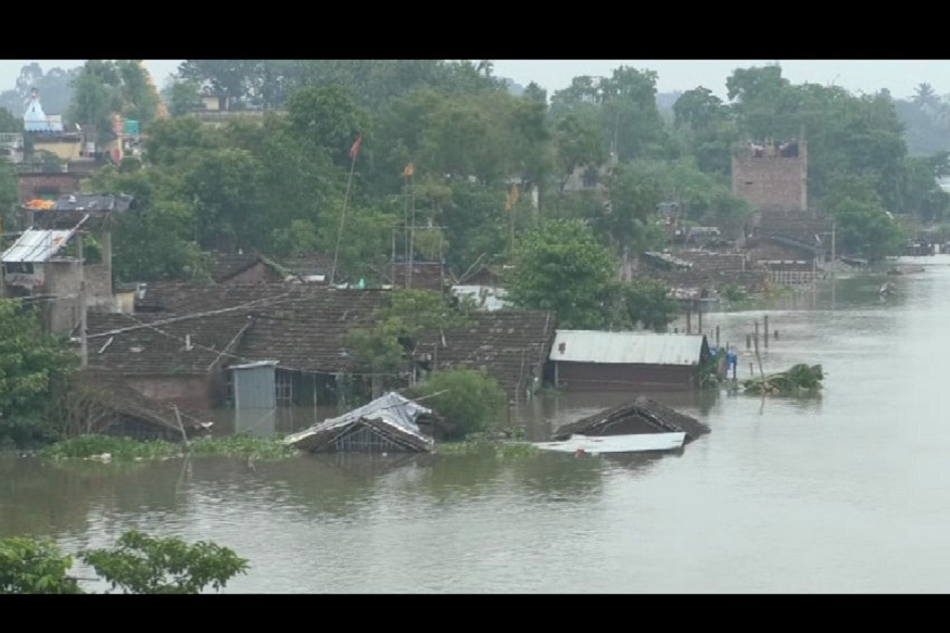 কিন্তু উত্তরবঙ্গের উপরের দিকের জেলা গুলিতে ভারী বৃষ্টির কারনে মালদহে ক্রমশই বাড়ছে মহানন্দা। এর জেরে মহানন্দা নদীর তীরবর্তী দুই পুরসভা শহর ইংরেজবাজার ও পুরাতন মালদহে নদী তীরবর্তী এলাকা গুলিতে মহানন্দার জল ঢুকেছে। পুরাতন মালদহের ৮,৯ এবং ২০ নম্বর ওয়ার্ড এবং সাহাপুর পঞ্চায়েতের বেশ কিছু এলাকা জলমগ্ন কিন্তু উত্তরবঙ্গের উপরের দিকের জেলা গুলিতে ভারী বৃষ্টির কারনে মালদহে ক্রমশই বাড়ছে মহানন্দা। এর জেরে মহানন্দা নদীর তীরবর্তী দুই পুরসভা শহর ইংরেজবাজার ও পুরাতন মালদহে নদী তীরবর্তী এলাকা গুলিতে মহানন্দার জল ঢুকেছে। পুরাতন মালদহের ৮,৯ এবং ২০ নম্বর ওয়ার্ড এবং সাহাপুর পঞ্চায়েতের বেশ কিছু এলাকা জলমগ্ন