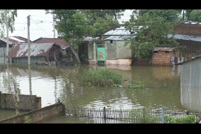 ইংরেজবাজারের ৮,৯ এবং ১২ নম্বর ওয়ার্ডের বালুরচর উত্তর ও দক্ষিন, মিশন ঘাট, জোড়া ট্যাঙ্কি এলাকা প্লাবিত হয়েছে। ইংরেজবাজারেও ক্ষতিগ্রস্থ পরিবারের সংখ্যা শতাধিক।