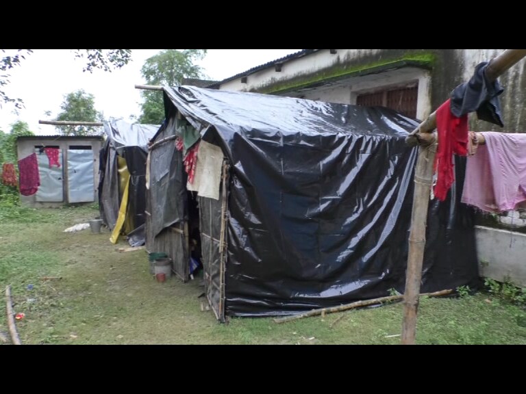 পুরাতন মালদহে ২০০-র বেশী পরিবার নিরাপদ আশ্রয়ে সরে গিয়েছেন। একই ভাবে ইংরেজবাজার শহরে বেশ কিছু এলাকা প্লাবিত। পুরাতন মালদহে ২০০-র বেশী পরিবার নিরাপদ আশ্রয়ে সরে গিয়েছেন। একই ভাবে ইংরেজবাজার শহরে বেশ কিছু এলাকা প্লাবিত।