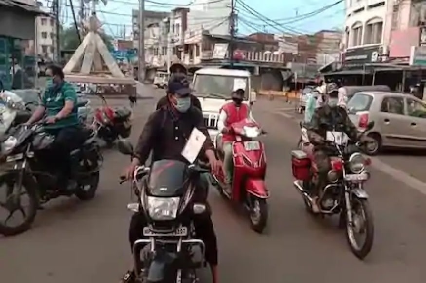 মোটরবাইক চালানোর ক্ষেত্রে এবার থেকে বেশ কয়েকটি নতুন নিয়ম মানতে হবে চালক এবং সওয়ারিদের৷ ইতিমধ্যেই এই সংক্রান্ত নির্দেশিকা জারি করেছে কেন্দ্রীয় সরকার৷ মোটরবাইক চালানোর ক্ষেত্রে এবার থেকে বেশ কয়েকটি নতুন নিয়ম মানতে হবে চালক এবং সওয়ারিদের৷ ইতিমধ্যেই এই সংক্রান্ত নির্দেশিকা জারি করেছে কেন্দ্রীয় সরকার৷