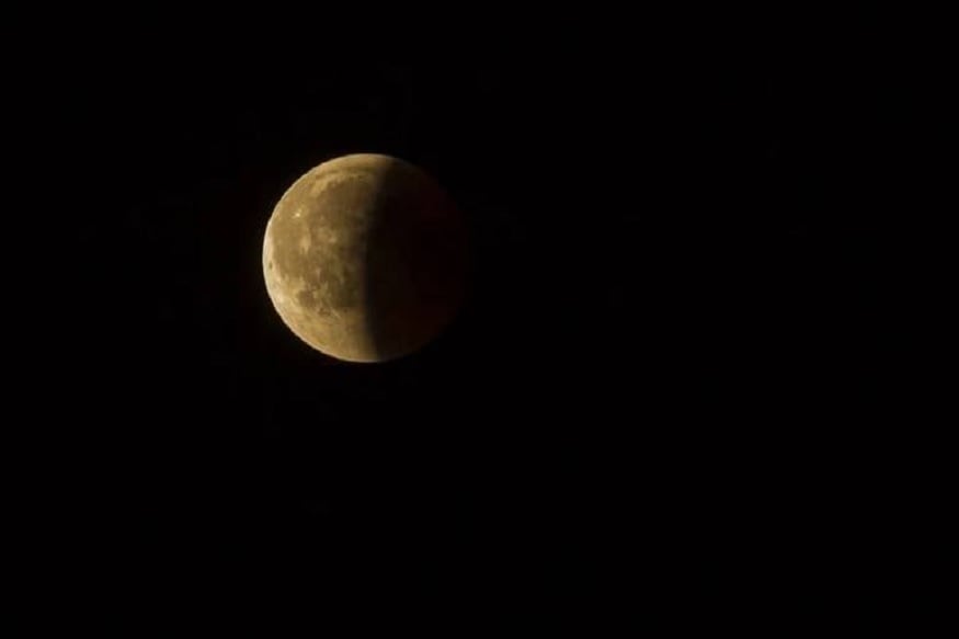 বিজ্ঞানীরা জানিয়ে দিচ্ছেন ভারত থেকে এই চন্দ্রগ্রহণ দেখা যাবে না। এই দৃশ্যের সাক্ষী থাকতে পারবেন উত্তর আমেরিকা, দক্ষিণ আমেরিকা, আফ্রিকা, পশ্চিম ইউরোপের একাংশের মানুষ। বিজ্ঞানীরা জানিয়ে দিচ্ছেন ভারত থেকে এই চন্দ্রগ্রহণ দেখা যাবে না। এই দৃশ্যের সাক্ষী থাকতে পারবেন উত্তর আমেরিকা, দক্ষিণ আমেরিকা, আফ্রিকা, পশ্চিম ইউরোপের একাংশের মানুষ।