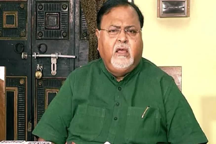 বাদ গেল না মোদি প্রসঙ্গও ৷ বৃহস্পতিবার EZCC-তে বিজেপির পুজো উদ্বোধন উপলক্ষে বাংলার মানুষের উদ্দেশে ভাঙা বাংলায় বক্তব্য রেখেছেন প্রধানমন্ত্রী নরেন্দ্র মোদি ৷ তা নিয়ে তৃণমূল মহাসচিবের কটাক্ষ, ভোট পাখির জন্য নরেন্দ্র মোদির বাংলাতে ভাষণ ৷ বাংলাতে মুখস্থ বলে গেলেন প্রধানমন্ত্রী ৷ অথচ জাতীয় শিক্ষা নীতি থেকে ধ্রুপদী ভাষার তালিকা থেকে বাংলাকে বাদ দেওয়া হল ৷ বাংলাকে সবদিক দিয়ে উপেক্ষা করা হচ্ছে তার জবাব দেবে সাধারণ মানুষ ৷ এই দ্বিচারিতার জবাব মিলবে ২১-এ ৷ বাদ গেল না মোদি প্রসঙ্গও ৷ বৃহস্পতিবার EZCC-তে বিজেপির পুজো উদ্বোধন উপলক্ষে বাংলার মানুষের উদ্দেশে ভাঙা বাংলায় বক্তব্য রেখেছেন প্রধানমন্ত্রী নরেন্দ্র মোদি ৷ তা নিয়ে তৃণমূল মহাসচিবের কটাক্ষ, ভোট পাখির জন্য নরেন্দ্র মোদির বাংলাতে ভাষণ ৷ বাংলাতে মুখস্থ বলে গেলেন প্রধানমন্ত্রী ৷ অথচ জাতীয় শিক্ষা নীতি থেকে ধ্রুপদী ভাষার তালিকা থেকে বাংলাকে বাদ দেওয়া হল ৷ বাংলাকে সবদিক দিয়ে উপেক্ষা করা হচ্ছে তার জবাব দেবে সাধারণ মানুষ ৷ এই দ্বিচারিতার জবাব মিলবে ২১-এ ৷