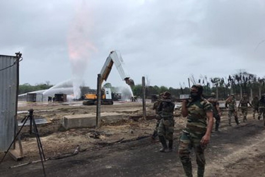 লাগাতার বৃষ্টি চলছে। ইতিমধ্যেই ঘরছা়ড়া হয়েছেন ১৩ লক্ষ মানুষ। মৃত্যু হয়েছে অন্তত ৪৪ জনের। তারপরেও নেভেনি বাঘজান তৈলখনির আগুন। দেড়মাসের ওপর জ্বলতে থাকা সেই আগুন নেভাতে তৎপর হল সেনা। সমস্ত ছবি ও তথ্য ANI সূত্রে পাওয়া। লাগাতার বৃষ্টি চলছে। ইতিমধ্যেই ঘরছা়ড়া হয়েছেন ১৩ লক্ষ মানুষ। মৃত্যু হয়েছে অন্তত ৪৪ জনের। তারপরেও নেভেনি বাঘজান তৈলখনির আগুন। দেড়মাসের ওপর জ্বলতে থাকা সেই আগুন নেভাতে তৎপর হল সেনা। সমস্ত ছবি ও তথ্য ANI সূত্রে পাওয়া।