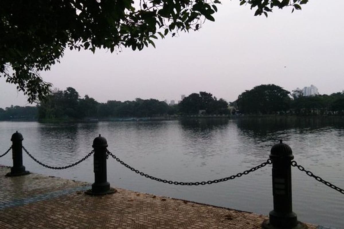 এবার দক্ষিণের শ্বাস নেওয়ার জায়গা রবীন্দ্র সরোবর। সেখানে সকাল ৭টা থেকে সকাল ৯টা পর্যন্ত ছিল ৫১ মাইক্রোগ্রাম। সকাল ১০টায় ছিল ৫২ মাইক্রোগ্রাম। বালিগঞ্জ এলাকায়, সকাল ৭টায় ছিল ৪০ মাইক্রোগ্রাম, সকাল ৮টা ও সকাল ৯টায় ছিল ৪১ মাইক্রোগ্রাম। সকাল ১০টায় ছিল ৪৩ মাইক্রোগ্রাম। File Photo এবার দক্ষিণের শ্বাস নেওয়ার জায়গা রবীন্দ্র সরোবর। সেখানে সকাল ৭টা থেকে সকাল ৯টা পর্যন্ত ছিল ৫১ মাইক্রোগ্রাম। সকাল ১০টায় ছিল ৫২ মাইক্রোগ্রাম। বালিগঞ্জ এলাকায়, সকাল ৭টায় ছিল ৪০ মাইক্রোগ্রাম, সকাল ৮টা ও সকাল ৯টায় ছিল ৪১ মাইক্রোগ্রাম। সকাল ১০টায় ছিল ৪৩ মাইক্রোগ্রাম। File Photo
