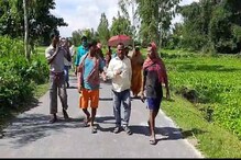 বেহাল রাস্তা, পঞ্চায়েত প্রধানকে এক কিলোমিটার হাঁটালেন গ্রামবাসীরা বেহাল রাস্তা, পঞ্চায়েত প্রধানকে এক কিলোমিটার হাঁটালেন গ্রামবাসীরা