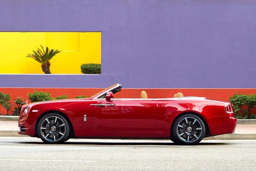 5. Roll-Royce Dawn (দাম শুরু ৫.৯৪ কোটি থেকে)  Roll-Royce Dawn গাড়িটি নিঃশব্দে জনপ্রিয়তা পেয়েছে। এটিতে একদিকে যেমন রয়েছে বিলাসবহুল ব্যবস্থা তেমনই রয়েছে প্রযুক্তিগত সাহায্য।  (Image: Rolls-Royce)