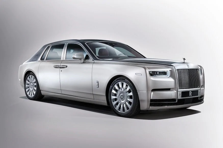 1. Rolls-Royce Phantom (দাম শুরু ৯.৫ কোটি থেকে )Rolls-Royce Phantom সংস্থার ফ্ল্যাগশিপ গাড়ি এখন তার এইটথ জেনারেশন চলছে। এই গাড়ির দাম শুরু হচ্ছে সাড়ে ন’কোটি টাকা থেকে। এক্সটেন্ডেট হুইলবেস গাড়ির দাম ১১ কোটি ৩৫ লক্ষ টাকা। অন্য গাড়ির মতো এটিতেও কাস্টমাইজেশনের অপশন রয়েছে।(Image: Rolls-Royce) 1. Rolls-Royce Phantom (দাম শুরু ৯.৫ কোটি থেকে )Rolls-Royce Phantom সংস্থার ফ্ল্যাগশিপ গাড়ি এখন তার এইটথ জেনারেশন চলছে। এই গাড়ির দাম শুরু হচ্ছে সাড়ে ন’কোটি টাকা থেকে। এক্সটেন্ডেট হুইলবেস গাড়ির দাম ১১ কোটি ৩৫ লক্ষ টাকা। অন্য গাড়ির মতো এটিতেও কাস্টমাইজেশনের অপশন রয়েছে।(Image: Rolls-Royce)