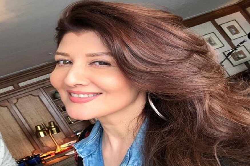 সুপারস্টার সলমন খানের সঙ্গে বিয়ের কথা অনেক দূর পর্যন্ত এগিয়েছিল ৷ তিনিই স্বয়ং সেই সম্পর্ক থেকে বেরিয়েছিলেন ৷ এরপরে ভারতীয় ক্রিকেট দলের প্রাক্তন অধিনায়ক মহম্মদ আজহারউদ্দিনের সঙ্গে ১৯৯৬ সালে বিয়ে হয়েছিল ৷ কিন্তু সেই বিয়ে শেষমেষ টেকেনি ২০১০ সালে তাঁদের বিবাহ বিচ্ছেদ হয়েছিল ৷ ছবি সৌজন্যে ইনস্টাগ্রাম ৷ সুপারস্টার সলমন খানের সঙ্গে বিয়ের কথা অনেক দূর পর্যন্ত এগিয়েছিল ৷ তিনিই স্বয়ং সেই সম্পর্ক থেকে বেরিয়েছিলেন ৷ এরপরে ভারতীয় ক্রিকেট দলের প্রাক্তন অধিনায়ক মহম্মদ আজহারউদ্দিনের সঙ্গে ১৯৯৬ সালে বিয়ে হয়েছিল ৷ কিন্তু সেই বিয়ে শেষমেষ টেকেনি ২০১০ সালে তাঁদের বিবাহ বিচ্ছেদ হয়েছিল ৷ ছবি সৌজন্যে ইনস্টাগ্রাম ৷