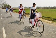 রোজ সাইকেলে ২৪ কিলোমিটার পাড়ি, মাধ্যমিকে ৯৮.৭৫ শতাংশ পেয়েছে রোশনি