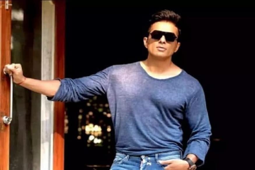 সম্প্রতি সিনবিসি টিভি ১৮ এর একটি সমীক্ষায় দেখা গিয়েছে দেশের অন্তত ৮৫ শতাংশ মানুষই কাজ হারানোর আশঙ্কায় ভুগছেন। উনাদাদি সারদা তাঁদেরই একজন। সম্প্রতি কাজ হারিয়ে পরিবারের কথা ভেবে সবজি বিক্রি করতে শুরু করেছিলেন তিনি। এই খবর সোনু পেয়ে যান। সম্প্রতি সিনবিসি টিভি ১৮ এর একটি সমীক্ষায় দেখা গিয়েছে দেশের অন্তত ৮৫ শতাংশ মানুষই কাজ হারানোর আশঙ্কায় ভুগছেন। উনাদাদি সারদা তাঁদেরই একজন। সম্প্রতি কাজ হারিয়ে পরিবারের কথা ভেবে সবজি বিক্রি করতে শুরু করেছিলেন তিনি। এই খবর সোনু পেয়ে যান।