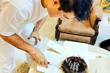 রাত ১২টায় কেক কেটে জন্মদিন পালন সৌরভের, কেকে লেখা, Happy Birthday Daddy...