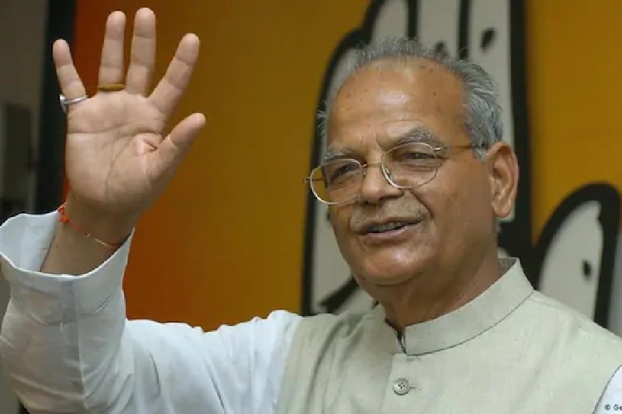 প্রাক্তন কেন্দ্রীয় মন্ত্রী সুখ রাম জানিয়েছেন, জাপান সফরে গিয়ে প্রথমবার তাঁর আতিথেয়তার দায়িত্বে থাকা আধিকারিকের পকেটে তিনি মোবাইল ফোন দেখেছিলেন৷ তখনই ভারতে এই পরিষেবা শুরুর কথা মাথায় আসে তাঁর৷ সুখরাম জানিয়েছেন, প্রয়াত প্রধানমন্ত্রী রাজীব গান্ধিও যোগাযোগ ব্যবস্থা উ্ন্নত করার বিষয়ে খুবই উৎসাহী ছিলেন৷ প্রাক্তন কেন্দ্রীয় মন্ত্রী সুখ রাম জানিয়েছেন, জাপান সফরে গিয়ে প্রথমবার তাঁর আতিথেয়তার দায়িত্বে থাকা আধিকারিকের পকেটে তিনি মোবাইল ফোন দেখেছিলেন৷ তখনই ভারতে এই পরিষেবা শুরুর কথা মাথায় আসে তাঁর৷ সুখরাম জানিয়েছেন, প্রয়াত প্রধানমন্ত্রী রাজীব গান্ধিও যোগাযোগ ব্যবস্থা উ্ন্নত করার বিষয়ে খুবই উৎসাহী ছিলেন৷