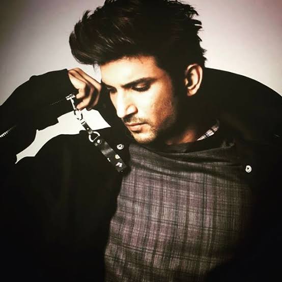 জামশেদপুরের রাস্তা শ্যুটিং শুরু হতে খানিক সময় বাকি। বক্স-এ চালানো হল শাহরুখ খানের গান। নিজের চরিত্র ভুলে নায়ক হলেন এস আর কে। রাস্তার মাঝখানে কিং খানের কায়দায় পারফর্ম করলেন তিনি। আবার শট-এর মাঝে প্রেমিকার মায়ের সঙ্গে নাচে পা মেলালেন নায়ক। এমন প্রাণবন্ত মানুষের অবসাদ, সম্ভব? এরকম সরল একজন মানুষ, মনে এত জটিল সমস্যা বয়ে বেড়াচ্ছিলেন? সুশান্ত সিং রাজপুত। নামটা শুনলেই, বুকের কাছে কী যেন একটা বিধতে থাকে। তথ্য- অরুণিমা দে জামশেদপুরের রাস্তা শ্যুটিং শুরু হতে খানিক সময় বাকি। বক্স-এ চালানো হল শাহরুখ খানের গান। নিজের চরিত্র ভুলে নায়ক হলেন এস আর কে। রাস্তার মাঝখানে কিং খানের কায়দায় পারফর্ম করলেন তিনি। আবার শট-এর মাঝে প্রেমিকার মায়ের সঙ্গে নাচে পা মেলালেন নায়ক। এমন প্রাণবন্ত মানুষের অবসাদ, সম্ভব? এরকম সরল একজন মানুষ, মনে এত জটিল সমস্যা বয়ে বেড়াচ্ছিলেন? সুশান্ত সিং রাজপুত। নামটা শুনলেই, বুকের কাছে কী যেন একটা বিধতে থাকে। তথ্য- অরুণিমা দে