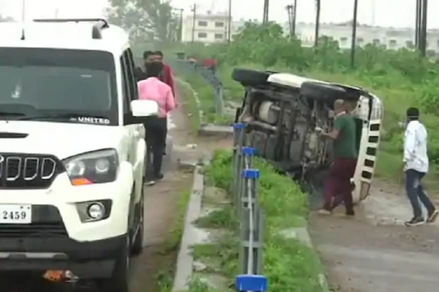 জুলাই মাসের ৩ তারিখে অহপরণ এবং খুনের চেষ্টার অভিযোগে বিকাশকে গ্রেফতার করতে যায় পুলিশ৷ তখনই বিকাশের দলবল পুলিশের উপরে হামলা চালায়৷ সেই ঘটনায় আট পুলিশকর্মী নিহত হন৷ এর পর পুলিশি অভিযানে বিকাশের বেশ কয়েকজন ঘনিষ্ঠ পুলিশি অভিযানে মারা যায়৷ মধ্যপ্রদেশে ধরা পড়ার পর গত ১০ জুলাই কানপুর আনার পথে পুলিশের সঙ্গে এনকাউন্টারে বিকাশ দুবেরও মৃত্যু হয়৷ জুলাই মাসের ৩ তারিখে অহপরণ এবং খুনের চেষ্টার অভিযোগে বিকাশকে গ্রেফতার করতে যায় পুলিশ৷ তখনই বিকাশের দলবল পুলিশের উপরে হামলা চালায়৷ সেই ঘটনায় আট পুলিশকর্মী নিহত হন৷ এর পর পুলিশি অভিযানে বিকাশের বেশ কয়েকজন ঘনিষ্ঠ পুলিশি অভিযানে মারা যায়৷ মধ্যপ্রদেশে ধরা পড়ার পর গত ১০ জুলাই কানপুর আনার পথে পুলিশের সঙ্গে এনকাউন্টারে বিকাশ দুবেরও মৃত্যু হয়৷
