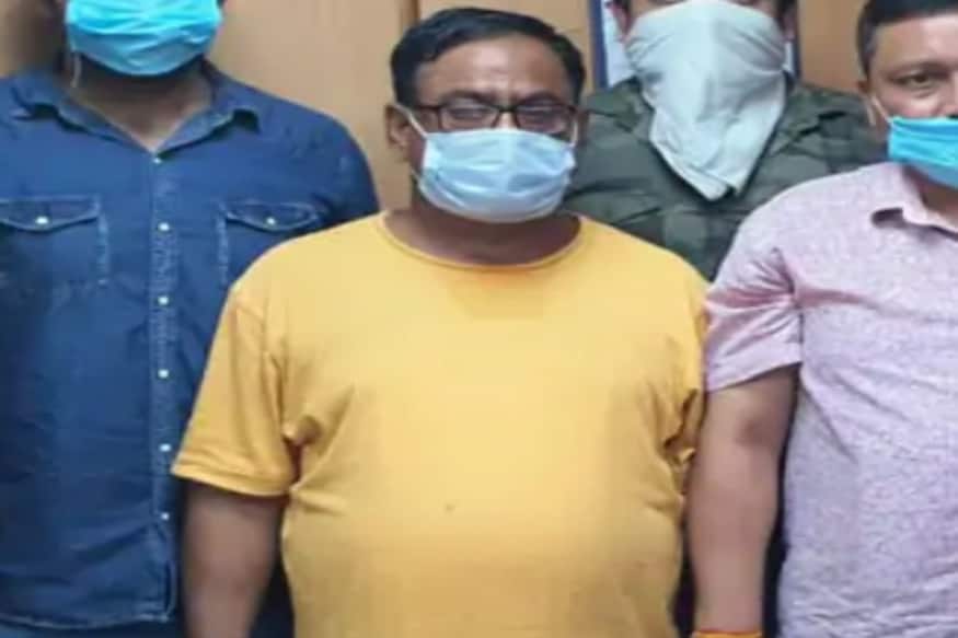 * আসলে পেশায় আয়ুর্বেদ চিকিত্সক দেবেন্দ্র শর্মা (৬২)। আয়ুর্বেদ চিকিৎসার ডিগ্রি তার ঝুলিতে। শুধু খুন নয়, দেবেন্দ্রর বিরুদ্ধে অপহরণ, বেআইনি গ্যাস ব্যবসা, বেআইনি কিডনি চক্রের সঙ্গে জড়িত থাকার একাধিক অভিযোগ রয়েছে। ছবিঃ সংগৃহীত। * আসলে পেশায় আয়ুর্বেদ চিকিত্সক দেবেন্দ্র শর্মা (৬২)। আয়ুর্বেদ চিকিৎসার ডিগ্রি তার ঝুলিতে। শুধু খুন নয়, দেবেন্দ্রর বিরুদ্ধে অপহরণ, বেআইনি গ্যাস ব্যবসা, বেআইনি কিডনি চক্রের সঙ্গে জড়িত থাকার একাধিক অভিযোগ রয়েছে। ছবিঃ সংগৃহীত।
