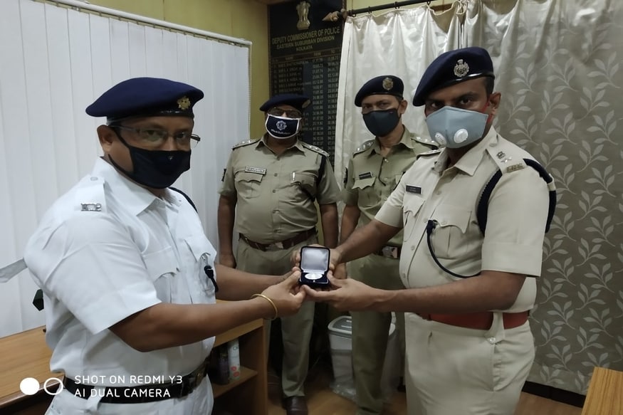 *করোনা রোগীকে ভয় নয়, করোনা রোগকে ভয় করুন। এই বার্তা বারবার দেওয়া রাজ্য সরকারের তরফে। করোনা পরিস্থিতিতে সামনের সারিতে থেকে কাজ করছে পুলিশ। ফলে ইতিমধ্যেই অনেক পুলিশকর্মী ও আধিকারিক, করোনায় আক্রান্ত হয়েছে। বেশিভাগ সুস্থ হয়ে বাড়ি ফিরে আবার কাজে যোগ দিয়েছে। *করোনা রোগীকে ভয় নয়, করোনা রোগকে ভয় করুন। এই বার্তা বারবার দেওয়া রাজ্য সরকারের তরফে। করোনা পরিস্থিতিতে সামনের সারিতে থেকে কাজ করছে পুলিশ। ফলে ইতিমধ্যেই অনেক পুলিশকর্মী ও আধিকারিক, করোনায় আক্রান্ত হয়েছে। বেশিভাগ সুস্থ হয়ে বাড়ি ফিরে আবার কাজে যোগ দিয়েছে।